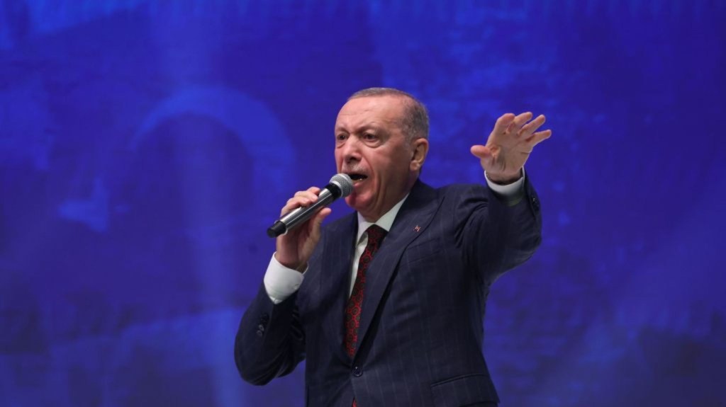 El presidente de Turquía y líder del Partido Justicia y Desarrollo (AK), Recep Tayyip Erdogan, habla durante el IV Congreso Extraordinario del gobernante AK de Turquía en el Ankara Sports Hall en Ankara, el 7 de octubre de 2023. (Crédito: ADEM ALTAN/AFP vía Getty Images)