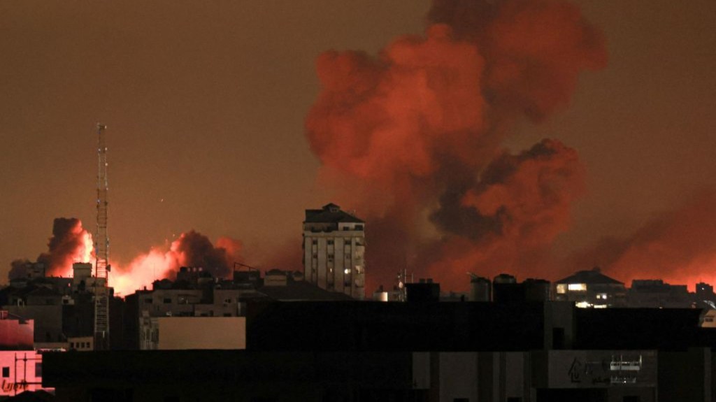 Una columna de humo se eleva sobre los edificios de la ciudad de Gaza durante un ataque aéreo israelí, el 8 de octubre de 2023. (Crédito: MAHMUD HAMS/AFP vía Getty Images)