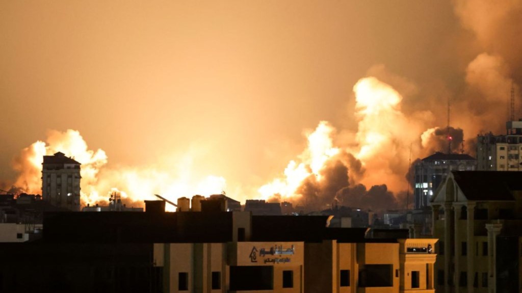 Una columna de humo se eleva sobre los edificios de la ciudad de Gaza durante un ataque aéreo israelí, el 8 de octubre de 2023. (Crédito: MOHAMMED ABED/AFP vía Getty Images)