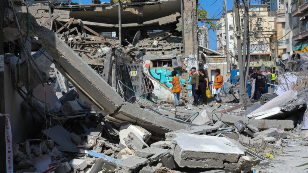 Un edificio que se derrumbó tras la caída de un cohete en el sur de Tel Aviv, el 8 de octubre de 2023. (Crédito: YAHEL GAZIT/Middle East Images/AFP vía Getty Images)