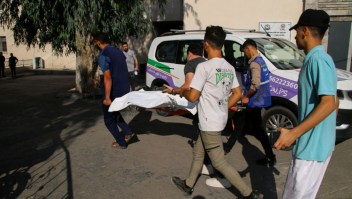 Ciudadanos cargan el cuerpo de un combatiente palestino en el hospital Al-Shifa el 7 de octubre de 2023 en la ciudad de Gaza. (Crédito: Getty Images/Stringer)