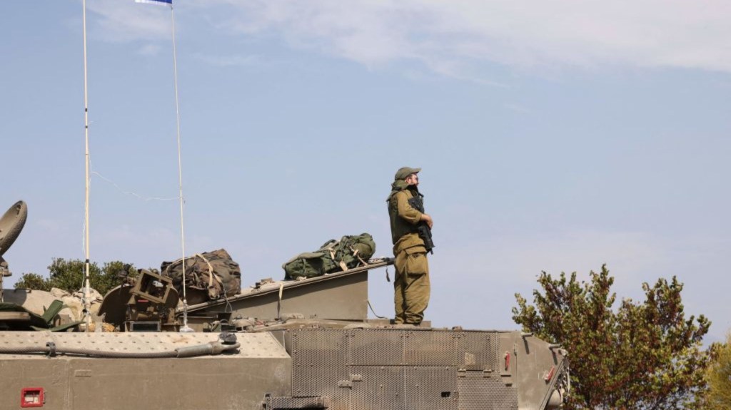 Soldados israelíes toman posiciones en el norte de Israel, cerca de la frontera con el Líbano, el 9 de octubre de 2023. (Crédito: JALAA MAREY/AFP vía Getty Images)