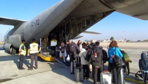 Argentinos suben al avión "Hércules" del Ministerio de Defensa de Argentina para ser evacuados de Tel Aviv, Israel, a Roma. (Crédito: cuenta de X de la Cancillería Argentina @CancilleriaARG)