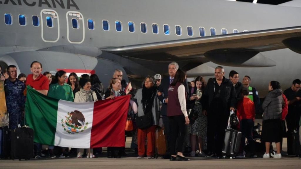Mexicanos que regresaron en el primero de dos vuelos desde Israel este miércoles por la noche. (Crédito: cuenta de X de la secretaria de Relaciones Exteriores de México, Alicia Bárcena @aliciabarcena)