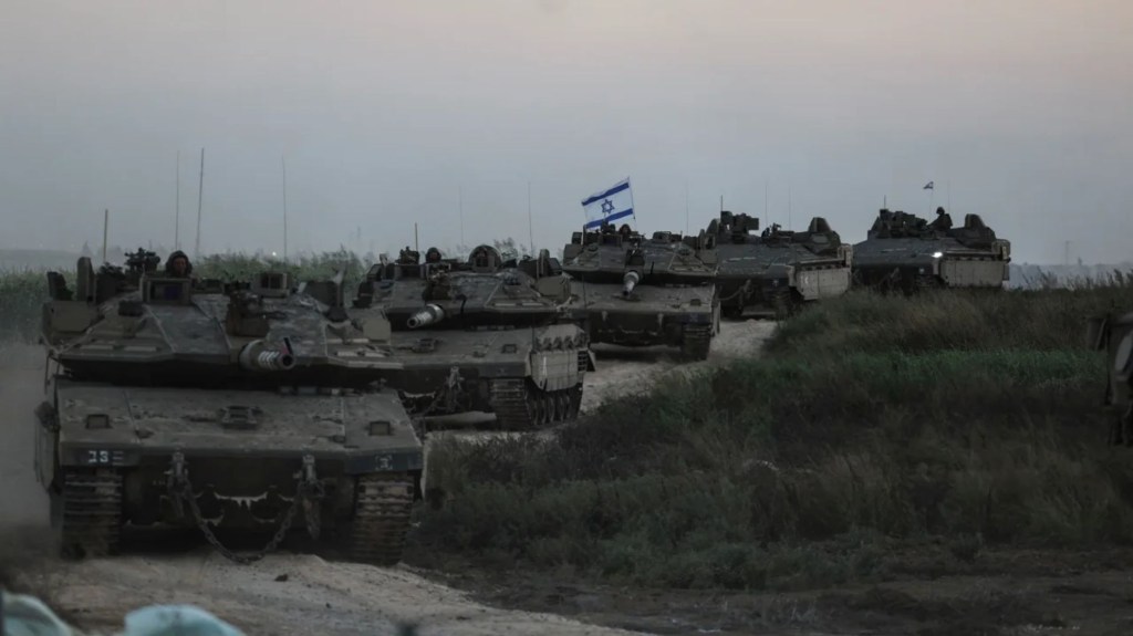 Tanques israelíes cerca de la frontera con Gaza, antes de una posible invasión terrestre, el 12 de octubre de 2023. (Crédito: Rönen Zvulun/Reuters)