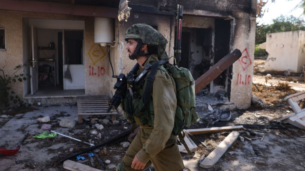 Un soldado israelí patrulla dentro del kibutz Kfar Aza en la frontera con Gaza el 15 de octubre de 2023. (Foto: MENAHEM KAHANA/AFP vía Getty Images)