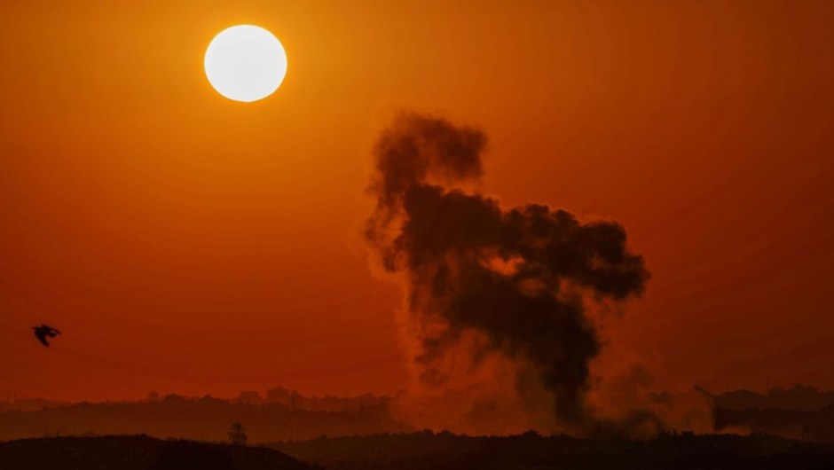 Una fotografía tomada desde el lado sur de Israel de la frontera con Gaza el 15 de octubre de 2023 muestra humo ondeando después del bombardeo israelí de un área en el territorio palestino. (Crédito: JACK GUEZ/AFP vía Getty Images)