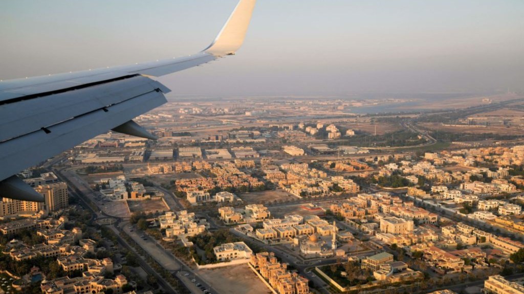 Esta fotografía tomada desde el avión que transportaba al secretario de Estado de Estados Unidos el 14 de octubre de 2023 muestra una vista aérea de Abu Dhabi. (Crédito: JACQUELYN MARTIN/POOL/AFP vía Getty Images)