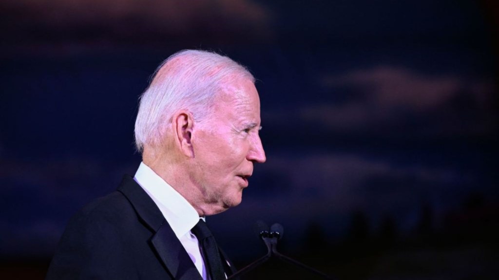 El presidente de Estados Unidos, Joe Biden, habla durante la gala del 48.º aniversario de la Fundación Nacional Italiana Estadounidense en el hotel Omni Shoreham en la ciudad de Washington, el 14 de octubre de 2023. (Crédito: ANDREW CABALLERO-REYNOLDS/AFP vía Getty Images)