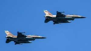 Aviones de combate F-16 Falcon de la Fuerza Aérea de Israel sobrevuelan durante un espectáculo aéreo en Tel Aviv el 26 de abril de 2023, mientras Israel celebra el Día de la Independencia (Yom HaAtzmaut), 75 años desde el establecimiento del Estado judío. (Crédito: JACK GUEZ/AFP vía Getty Images)