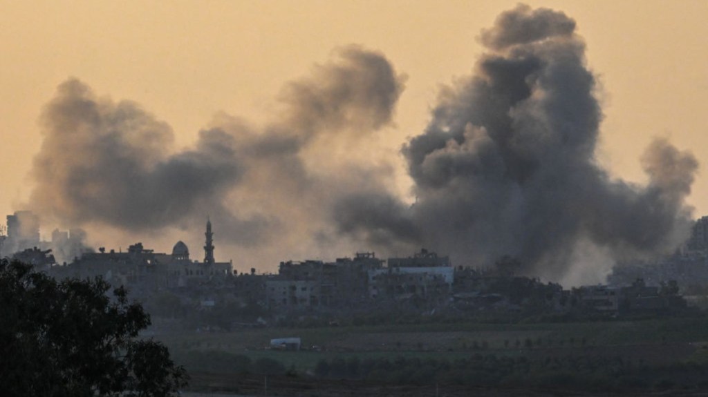 El humo se eleva desde los edificios, visto aquí desde el lado israelí de la frontera, mientras el Ejército de Israel realiza un bombardeo el 15 de octubre de 2023 en el norte de Gaza. (Crédito: Alexi J. Rosenfeld/Getty Images)