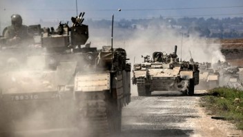 Los vehículos blindados de transporte de personal Puma del Ejército israelí se mueven en columna cerca de la frontera con Gaza, en el sur de Israel, el 14 de octubre de 2023. (Crédito: Aris Messinis/AFP/Getty Images)