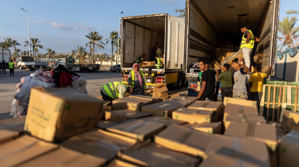 Voluntarios cargan alimentos y suministros en camiones en un convoy de ayuda a Gaza el 16 de octubre de 2023 en el norte de Sinaí, Egipto. (Crédito: Mahmoud Khaled/Getty Images)