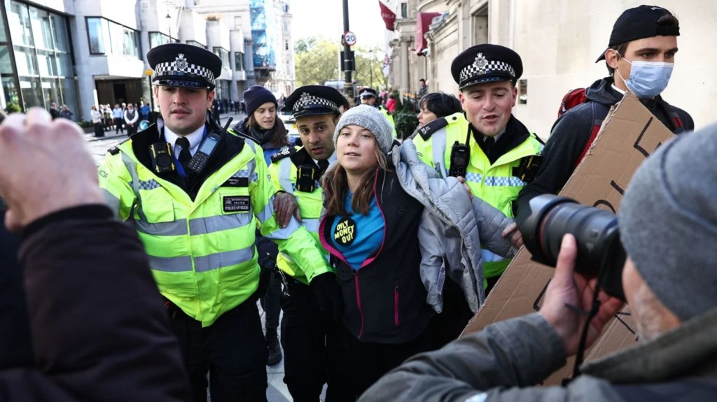La activista climática sueca Greta Thunberg es fotografiada siendo detenida por la Policía afuera del Hotel Intercontinental London Park Lane, el 17 de octubre de 2023. (Crédito: Henry Nicholls/AFP/Getty Images)