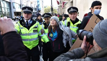 La activista climática sueca Greta Thunberg es fotografiada siendo detenida por la Policía afuera del Hotel Intercontinental London Park Lane, el 17 de octubre de 2023. (Crédito: Henry Nicholls/AFP/Getty Images)
