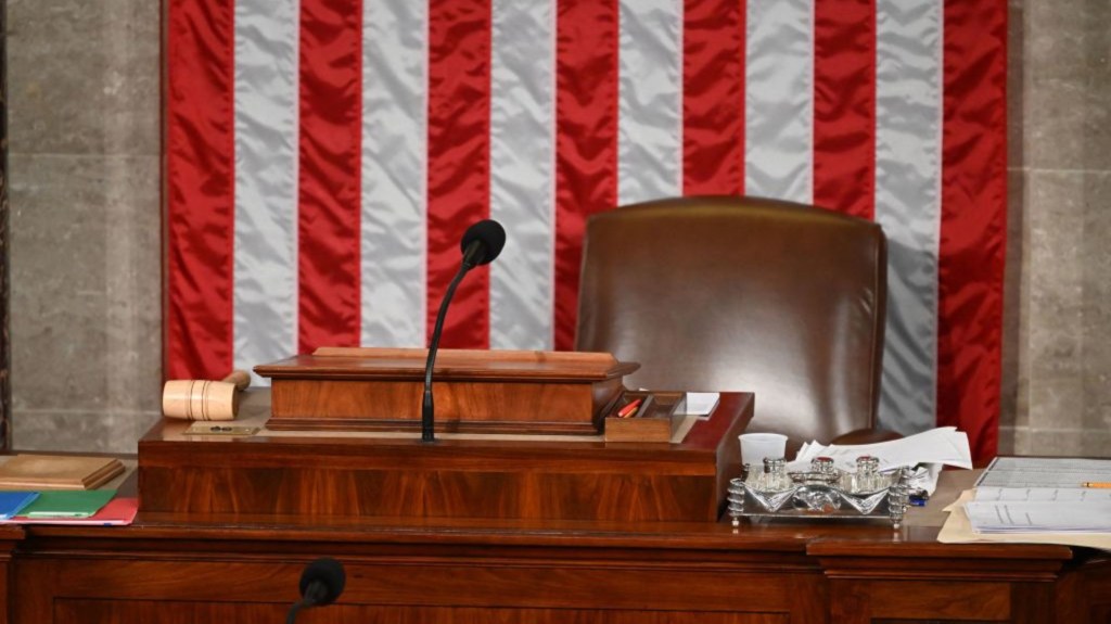 El asiento del presidente de la Cámara de Representantes de los Estados Unidos se mantiene vacío mientras la Cámara continúa votando por un nuevo presidente. (Crédito: SAUL LOEB/AFP vía Getty Images)