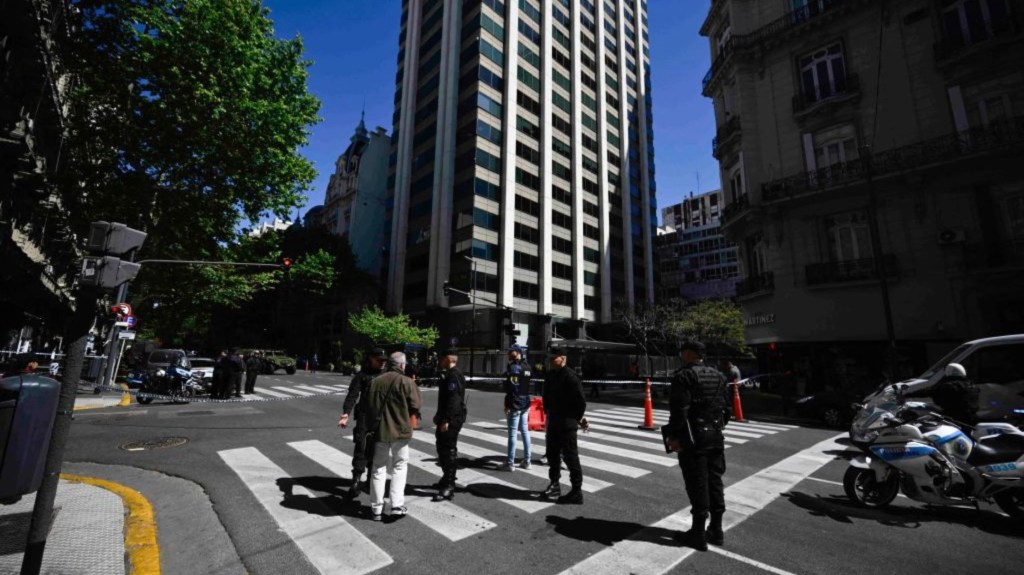 Agentes de la Policía Federal hacen guardia en la avenida Mayo durante un operativo de seguridad alrededor de la Embajada de Israel en Buenos Aires luego de una amenaza de bomba, el 18 de octubre de 2023. (Crédito: LUIS ROBAYO/AFP vía Getty Images)