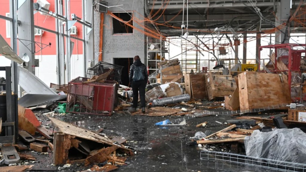 Funcionarios examinaron la oficina postal dañada tras el ataque. (Crédito: SERGEY BOBOK/AFP/Getty Images)