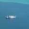 Esta foto tomada el 28 de septiembre de 2023 muestra una vista aérea de los barcos de la Guardia Costera china anclados dentro de la laguna del Scarborough Shoal controlado por China durante un vuelo de vigilancia marítima de la Oficina de Pesca y Recursos Acuáticos de Filipinas (BFAR) sobre las aguas en disputa del mar de China Meridional. (Crédito: TED ALJIBE/AFP vía Getty Images)