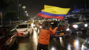 Partidarios del entonces recién electo presidente Gustavo Petro celebran frente al Movistar Arena en Bogotá, el 19 de junio de 2022, después de la segunda vuelta presidencial. (Crédito: JUAN PABLO PINO/AFP vía Getty Images)