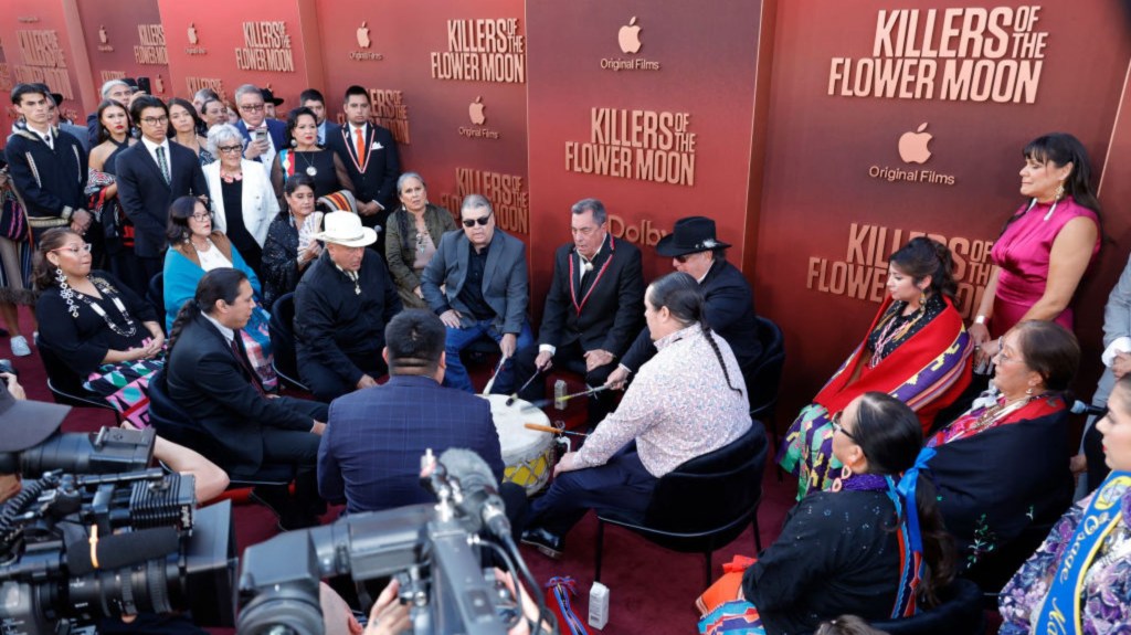Miembros de la Nación Osage tocan en el estreno de "Killers Of The Flower Moon" de Apple TV+ en el Dolby Theatre, el 16 de octubre de 2023 en Los Ángeles, California. (Crédito: Frazer Harrison/Getty Images)