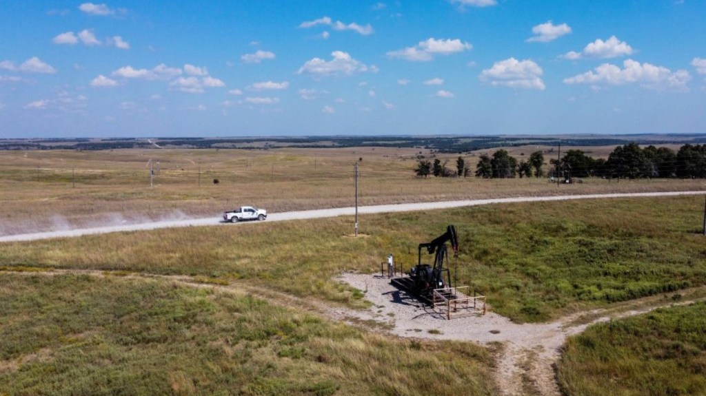 El 29 de septiembre de 2023, un extractor de petróleo opera en un pozo petrolífero en Gray Horse, Oklahoma, en tierras donde estaban los antiguos Osage del norte de Oklahoma. (Crédito: CHANDAN KHANNA/AFP vía Getty Images)