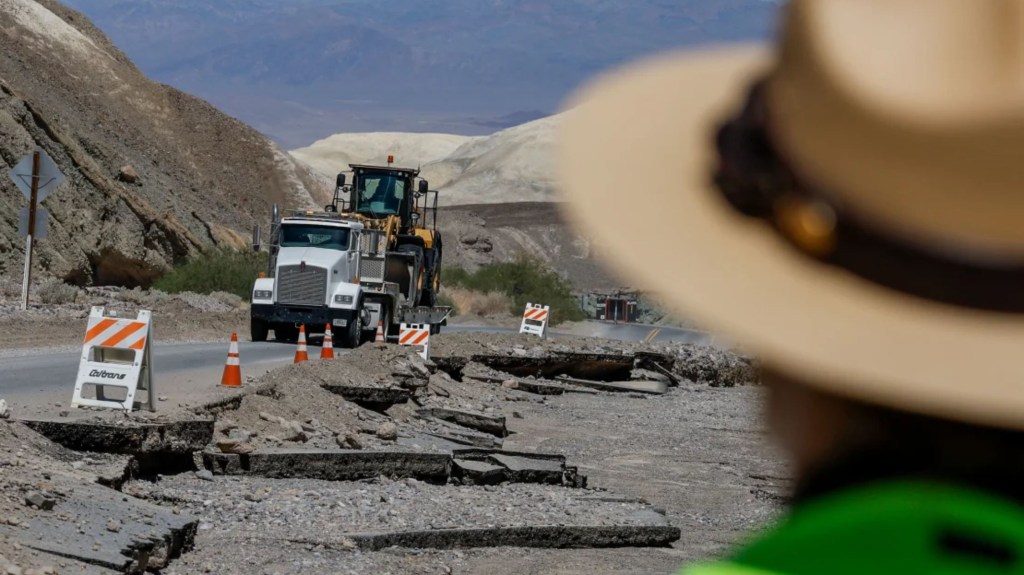 Los equipos de carretera atraviesan la autopista 190 en el valle de la Muerte, California, el 31 de agosto de 2023, donde la mayor parte de la carretera quedó arrasada. (Crédito: Robert Gauthier/Los Angeles Times/Getty Images)