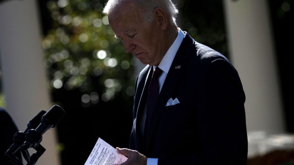 El presidente de Estados Unidos, Joe Biden, durante una conferencia de prensa con el primer ministro de Australia, Anthony Albanese, en el jardín de rosas de la Casa Blanca en la ciudad de Washington, el 25 de octubre de 2023. (Crédito: BRENDAN SMIALOWSKI/AFP vía Getty Images)