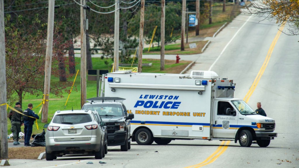 La Policía respalda un camión en el bar Schemengees, donde este miércoles ocurrió un tiroteo masivo en Lewiston, Maine, el 26 de octubre de 2023. (Crédito: JOSEPH PREZIOSO/AFP vía Getty Images)