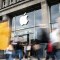 El logotipo de la empresa tecnológica estadounidense Apple se puede ver encima de la entrada de la Apple Store Jungfernstieg en el centro de la ciudad. (Crédito: Christian Charisius/Picture Alliance/dpa/Getty Images)