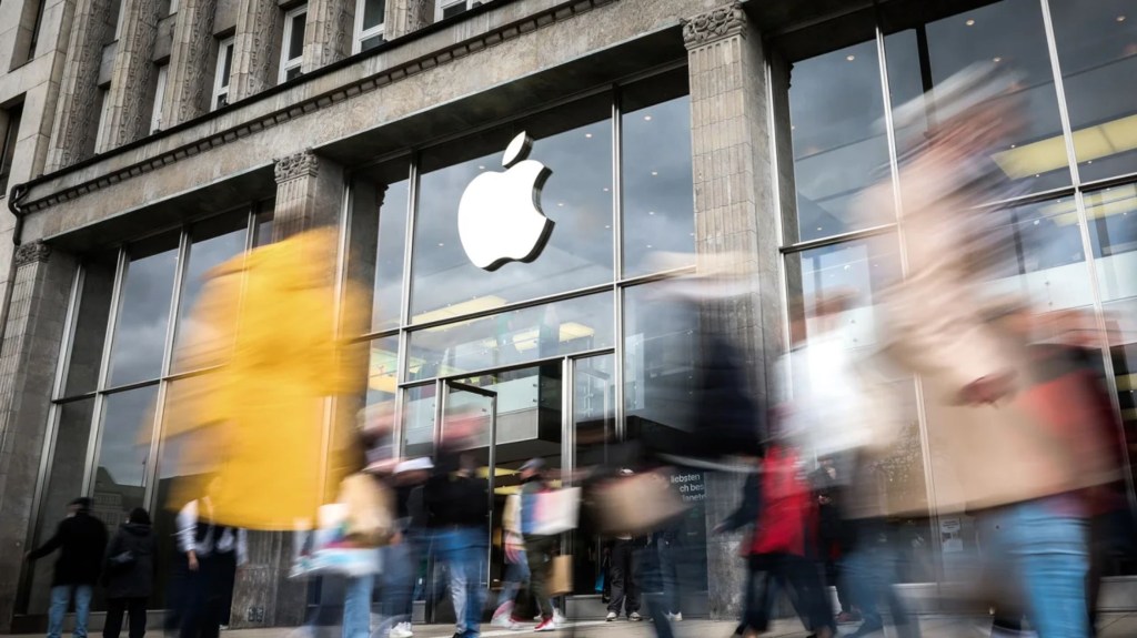 El logotipo de la empresa tecnológica estadounidense Apple se puede ver encima de la entrada de la Apple Store Jungfernstieg en el centro de la ciudad. (Crédito: Christian Charisius/Picture Alliance/dpa/Getty Images)