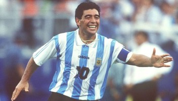 Diego Armando Maradona durante el partido de Argentina contra Nigeria en el Mundial de Estados Unidos, el 25 de junio de 1994. (Crédito: Michael Kunkel/Bongarts/Getty Images)