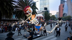 Gente en el Desfile del Día de Muertos de la Ciudad de México el 29 de octubre de 2022. (Foto: CLAUDIO CRUZ/AFP vía Getty Images)