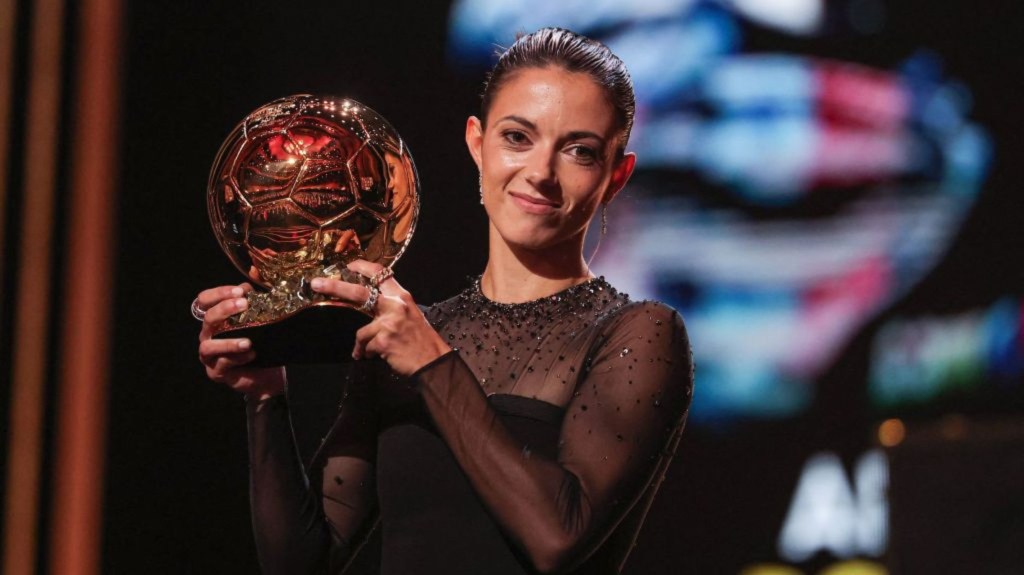 Aitana Bonmatí levanta el Balón de Oro 2023. (Crédito: FRANCK FIFE/AFP vía Getty Images)
