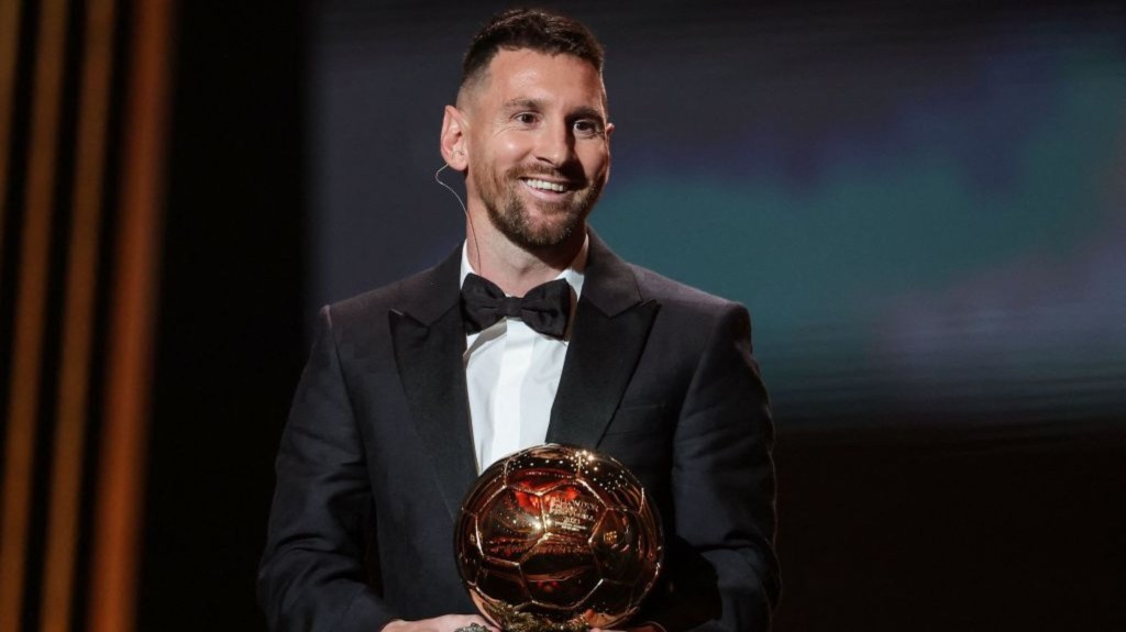Lionel Messi con el Balón de Oro 2023 en sus manos. (Crédito: FRANCK FIFE/AFP vía Getty Images)