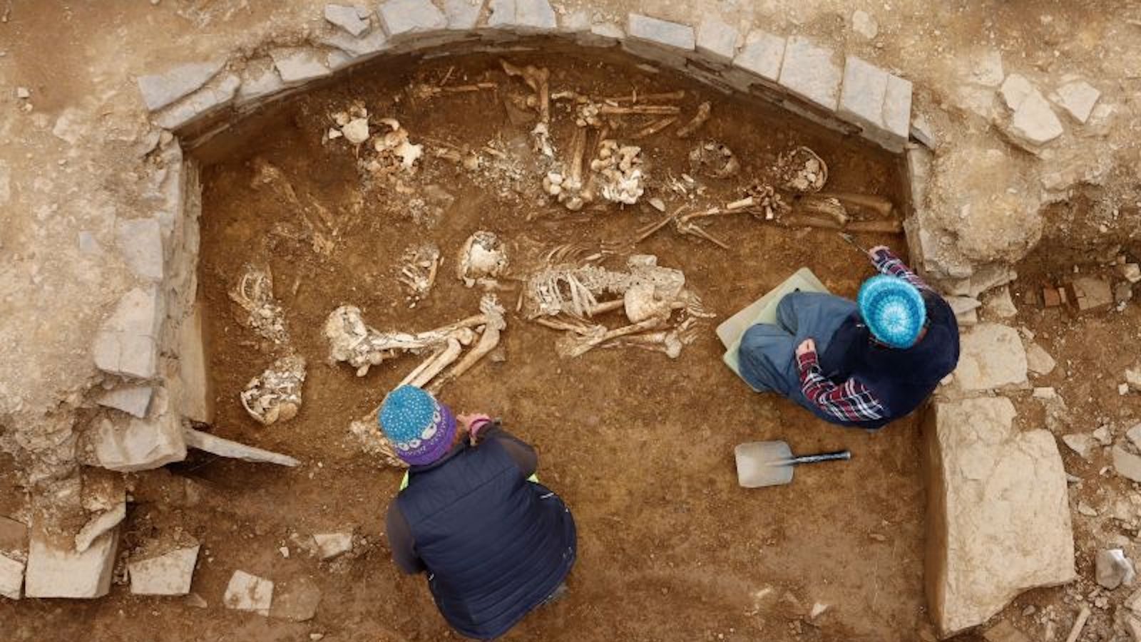 Skeletons found in 5,000-year-old Scottish cemetery