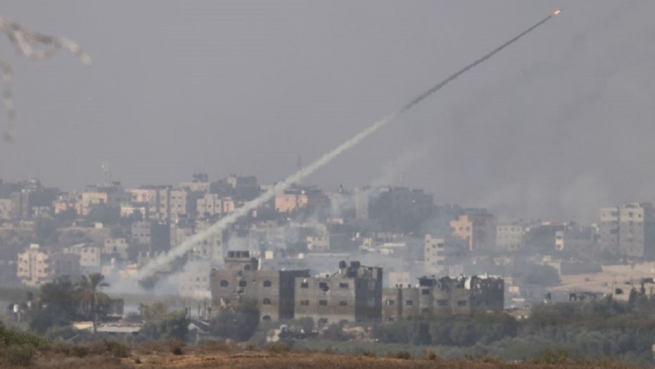 Israel dice que no hay un alto el fuego en Gaza, mientras continúan los bombardeos contra Hamas.