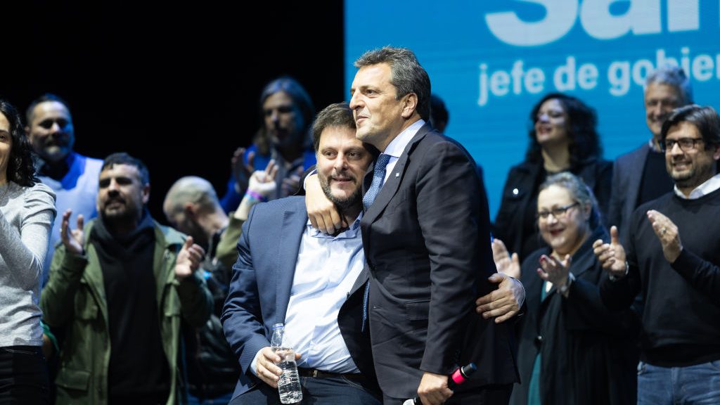 Leandro Santoro junto a Sergio Massa en el acto de cierre de la campaña por la Ciudad de Buenos Aires. (Matias Baglietto/NurPhoto via Getty Images)