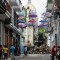 Vecinos observan los restos de un edificio colapsado en La Habana, Cuba, el 4 de octubre de 2023. (Crédito: YAMIL LAGE/AFP via Getty Images)