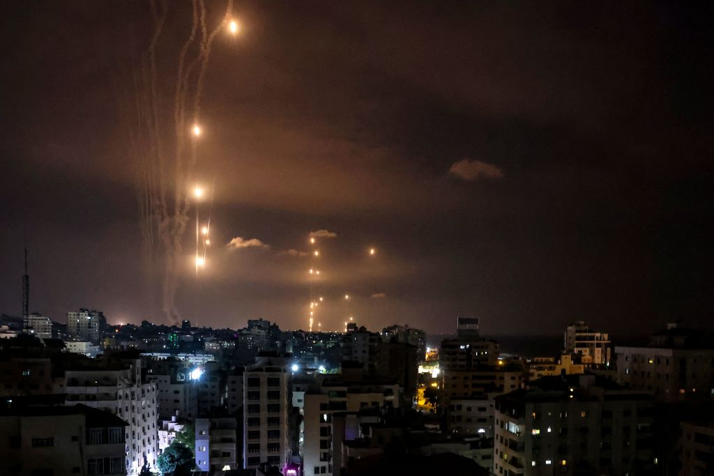 Cohetes disparados por militantes palestinos desde la ciudad de Gaza son interceptados por el sistema de misiles de defensa israelí Cúpula de Hierro el 7 de octubre de 2023. (Crédito: MOHAMMED ABED/AFP vía Getty Images)