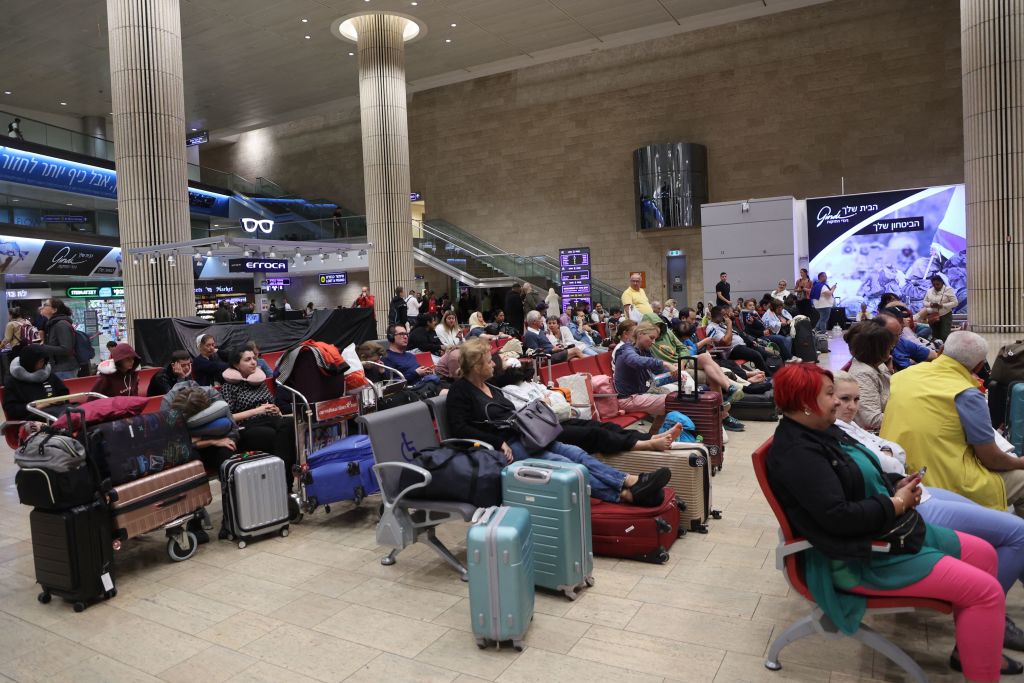 Los pasajeros esperan en el aeropuerto Ben Gurion cerca de Tel Aviv, Israel, el 7 de octubre de 2023, mientras los vuelos se cancelan debido al ataque sorpresa de Hamas. (Crédito: GIL COHEN-MAGEN/AFP vía Getty Images)