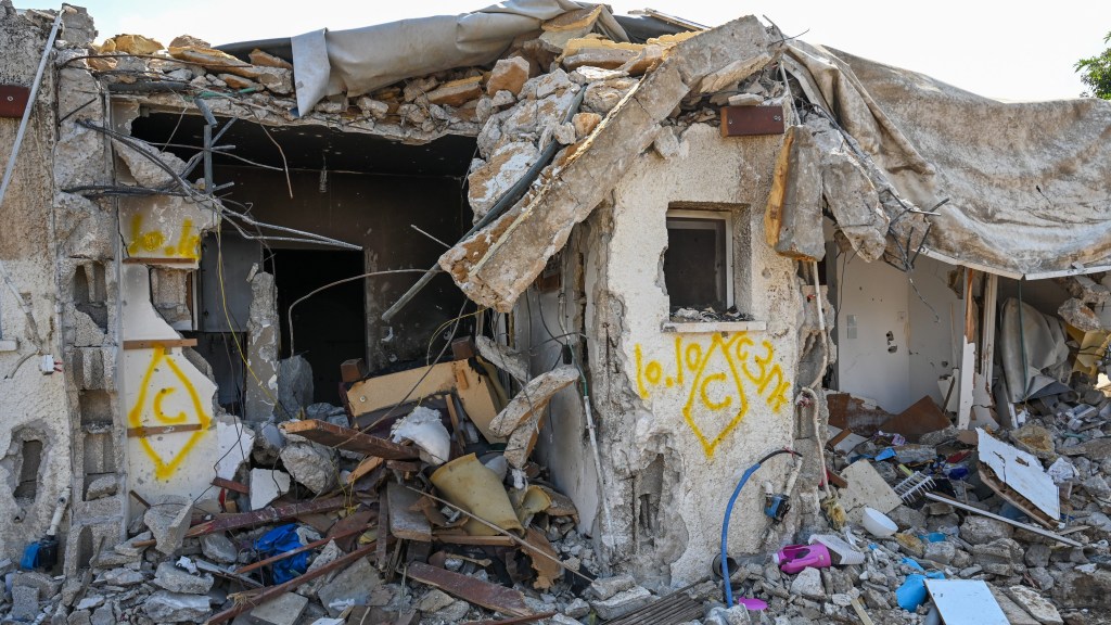 Alexi J. Rosenfeld/Getty Images. Los restos de una propiedad destruida por los ataques de Hamas en un kibutz en Kfar Aza, Israel.