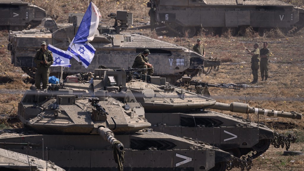 Convoy israelí se desplaza cerca de Sderot en medio de la ofensiva contra Gaza tras el ataque de Hamas. Crédito Leon Neal/Getty Images.