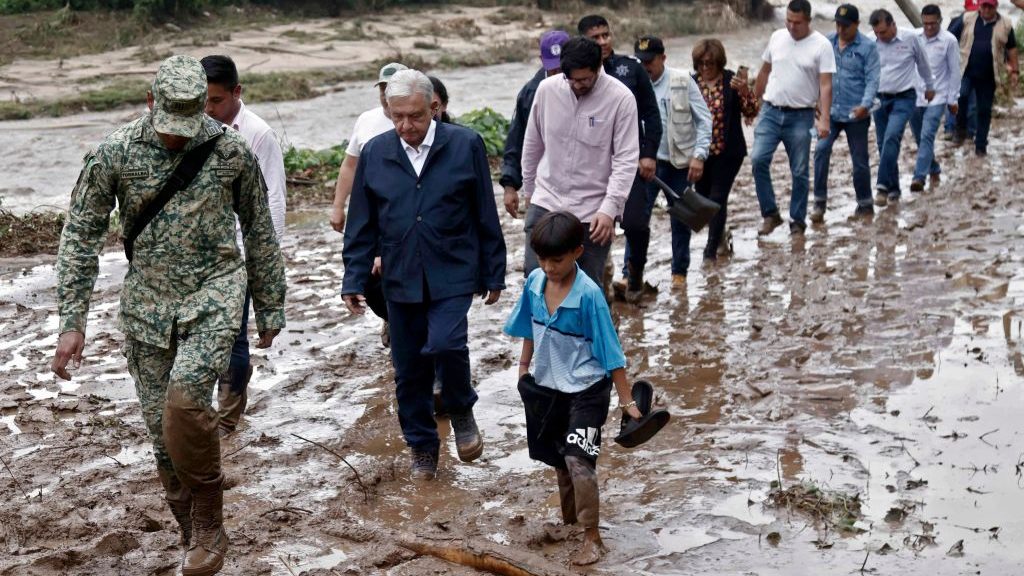 El presidente de México, Andres Manuel Lopez Obrador, junto a miembros de su gabinete recorren la comunidad El Kilometro 42, cerca de Acapulco, Guerrero , México (Crédito: by RODRIGO OROPEZA/AFP via Getty Images)