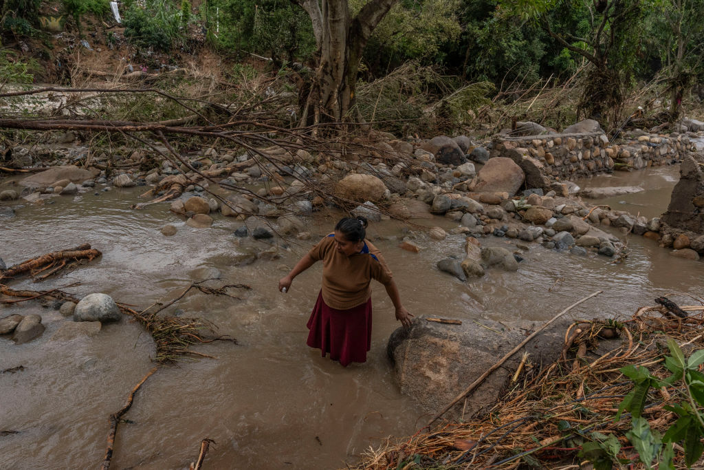 Un residente camina a través de las aguas inundadas donde una vez estuvo una casa, después del huracán Otis en Xaltianguis, estado de Guerrero, México, el jueves 26 de octubre de 2023. (Alejandro Cegarra/Bloomberg vía Getty Images)
