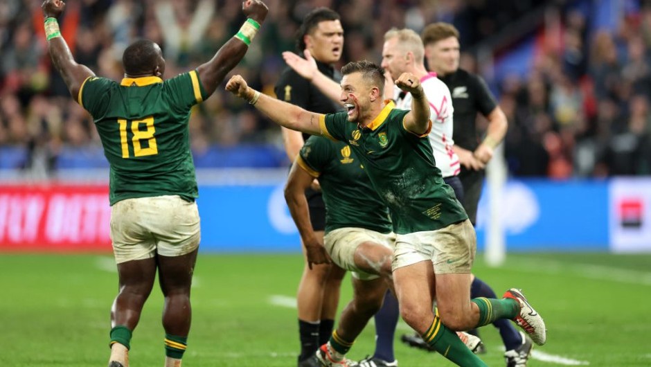 La selección sudafricana de rugby festeja tras imponerse ante Nueva Zelandia obteniendo su cuarto título mundial. (Crédito: Chris Hyde/Getty Images)