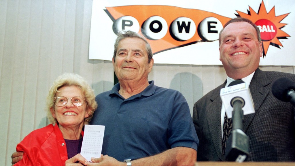 DANIEL LIPPITT/AFP via Getty Images. Ganadores de Powerball en Madison, Wisconsin, 1998.