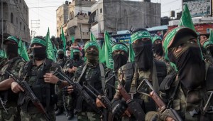 Militantes de Hamas son vistos durante un espectáculo militar en el distrito de Bani Suheila, en la ciudad de Gaza, en 2017.