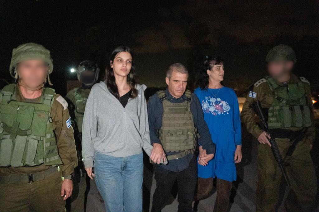 Las dos rehenes estadounidenses liberadas por Hamas, en su llegada a Israel. 