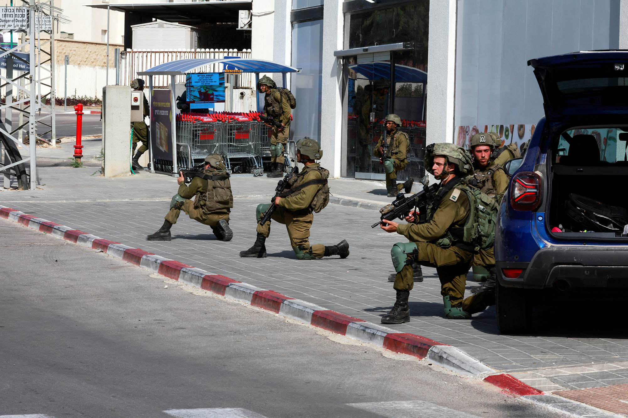 Soldados israelíes trabajan para asegurar áreas residenciales luego de una infiltración masiva de hombres armados de Hamas en Sderot, sur de Israel, el 7 de octubre. (Ammar Awad/Reuters)